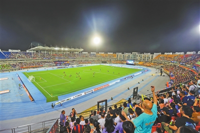 友边路传中, 足球热浪不 友边路传中, 足球热浪不