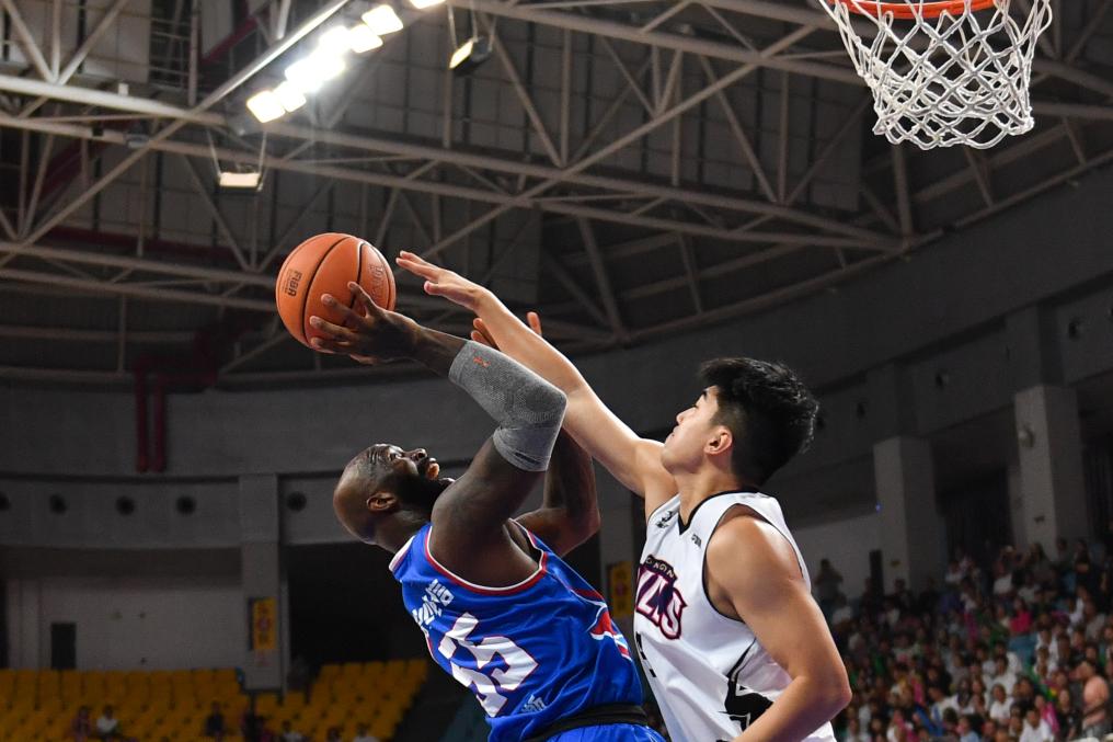 队先下一城, 新华社记者