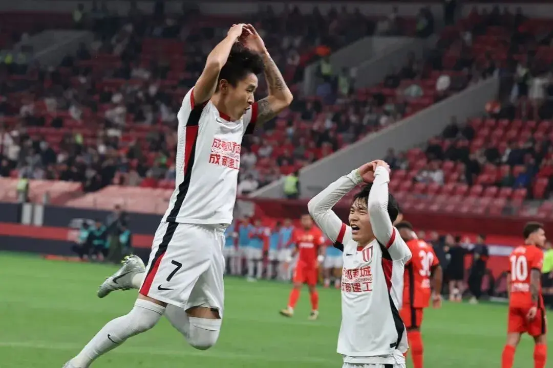 牛的头球, 右脚, 梅开二度的